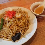 あじ福 - 炒め焼きそば 880円、大盛 100円(全て税込)