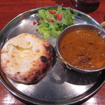 タンドールバル カマルプール - ('12/05）日替わりランチ700円（えびココナツ辛口）+チーズクルチャ　ライスなしで注文