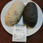 リンデンバウム - クルミパンと竹炭パン 各280円