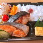 Sasebo Robatayaki Kirin - 魚弁当。鮭と白身のお弁当です。