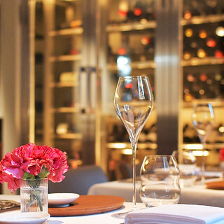 We offer wines selected with the food in mind in their best condition.