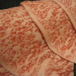 おんどる - すきしゃぶのお肉！一人前1980円(税別)。割りしたにつけ軽く焼き、溶き卵につけて食べます。