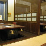 おんどる - 店内は全席、掘りタイプのテーブル。