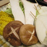 おんどる - すきしゃぶ野菜の盛り合せ550円(税別)。割りしたにつけて焼き、溶き卵で食べます。