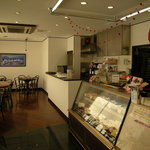 フランス菓子 オペラ座 - 奥には喫茶コーナーも。
