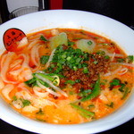 上海モンナリーサ - 坦々刀削麺特注で香菜(パクチー)を入れてもらいました。マー油で山椒の刺激とゴマで辛味が増します。