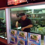 上海モンナリーサ - 鍋を振る職人さん