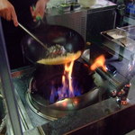 上海モンナリーサ - 強火で美味しそうです。