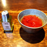 たねや日牟禮茶屋 - トマトスープはオリジナルオリーブオイルをかけて