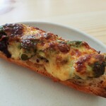 CROISSERIE Plaza Damansara - しっとり柔らかなチキンやポテトに、バジルを使ったPestoソースや小型ピクルス、エメンタールチーズのタルティーヌRM6.50