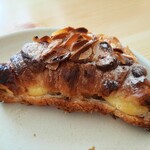 CROISSERIE Plaza Damansara - 繊細な層のパリッパリのクロワッサンに、ナッツの風味溢れるダマンドと甘いカスタードをサンド、クロワッサン・オ・ザマンドRM6.00