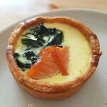 CROISSERIE Plaza Damansara - ほうれん草や香り良いスモークサーモンにトロ～リなめらかなアパレイユ、サーモンとほうれん草のキッシュRM15.00
