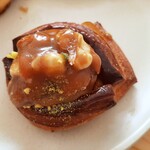 CROISSERIE Plaza Damansara - ゴロッと丸ごとのナッツとねっと～り甘い塩キャラメル、キャラメルとミックスナッツのデニッシュRM5.50