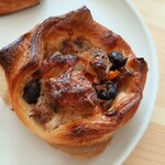 CROISSERIE Plaza Damansara - ツナとブラックオリーブ、ジューシーなチェリートマトにモッツアレラチーズを組み合わせたご馳走デニッシュRM6.80