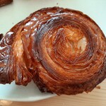 CROISSERIE Plaza Damansara - 艶々のキャラメリゼがカリカリ甘い！口の中で香ばしい生地が弾ける、クイニーアマンRM5.50