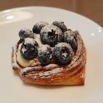 CROISSERIE Plaza Damansara - 大粒でジューシーなブルーベリーにクリーミーで口溶け良いカスタード、ブルーベリーデニッシュRM5.50