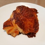 CROISSERIE Plaza Damansara - しっとり柔らかなチキンや香ばしいエメンタールチーズのリッチな組み合わせ、エメンタールチーズとチキンのクロワッサンRM6.00