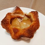 CROISSERIE Plaza Damansara - 程よくシャキッと瑞々しい甘く煮込んだ洋梨に、コクのあるキャラメルソース入り、洋梨のデニッシュRM6.00