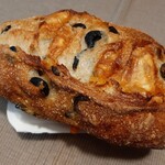 CROISSERIE Plaza Damansara - スライスしていただく巨大なハード系、エメンタールチーズにKalamataブラックオリーブ、ハラペーニョを合わせたセミハードRM12.00