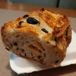 CROISSERIE Plaza Damansara - 表面はパリッと中はしっとりほのかな甘味、もっちりエメンタールチーズとオリーブの酸味、ハラペーニョのピリ辛さが最高のハーモニー