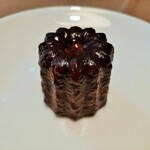 CROISSERIE Plaza Damansara - アルコールがNGでラム酒の風味はしないけど、艶々と黒光りする端正なビジュアルのカヌレRM5.00