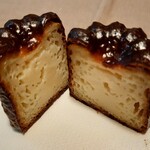 CROISSERIE Plaza Damansara - 表面はカリッカリで程よい苦味、中はもっちもちでほんのりバニラと卵の優しい味、本場仕様の本格カヌレ