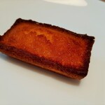 CROISSERIE Plaza Damansara - こんがりきつね色のフィナンシェは、艶々輝くバターの甘味とふんだんに使われたアーモンドの風味が豊か