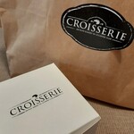 CROISSERIE Plaza Damansara - シンプルだけど上品なパッケージ、崩れやすいフルーツデニッシュはきちんとBOX入り