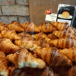 CROISSERIE Plaza Damansara - お店のスペシャリテはやっぱりクロワッサン！クリーム色の層がふんわりと美しく巻き込まれ、やや小ぶりでもリッチな味わい