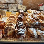 CROISSERIE Plaza Damansara - カスタード入りのクロワッサン・オ・ザマンドや、キャラメルチョコバナナなど、甘党のマレーシア人向けのヴィエノワズリー