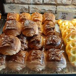 CROISSERIE Plaza Damansara - パリッと薄く美しい層にときめくパン・オ・ショコラ、右はクリームを絞ったブリオッシュ