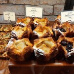 CROISSERIE Plaza Damansara - 主役のダークチェリーや甘く煮込んだ洋梨が大きい果物系デニッシュ、左奥はPestoソースが絶妙なチキンとチーズのタルティーヌ