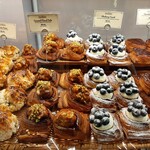 CROISSERIE Plaza Damansara - 見ているだけでもワクワク！具が溢れるブルーベリーやキャラメルナッツのデニッシュ、左はレーズンのスコーン