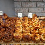 CROISSERIE Plaza Damansara - 惣菜系も種類豊富、ほうれん草チキンや明太子ポテトなど日本でもおなじみの組み合わせ