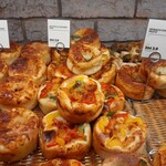 CROISSERIE Plaza Damansara - ふんわり生地でお手頃な惣菜系、ポテトチキンや、ほうれん草チキンにバジルのPestoソースなど