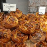 CROISSERIE Plaza Damansara - 繊細なクロワッサン生地を香ばしく焼き込みツナマヨとオリーブ、チェリートマトにチーズのオールスターデニッシュ