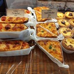 CROISSERIE Plaza Damansara - 鶏ハムと2種チーズの三角クロックムッシュ風、ツナとゆで卵にチェリートマトとチーズのごちそうタルティーヌ