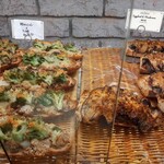 CROISSERIE Plaza Damansara - 具沢山のタルティーヌは茄子＆キノコ、ツナ＆ブロッコリーなど、土台のバゲットもザクッと香ばしく粉の風味が豊か