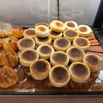 CROISSERIE Plaza Damansara - ドライクランベリーとクリームチーズを使ったお焼き風パンや、ツナオニオンなど日本インスピレーションのパンも