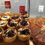 CROISSERIE Plaza Damansara - お正月ならではのガレット・デ・ロワ、左はトロトロまろやかなアパレイユのキッシュ2種類