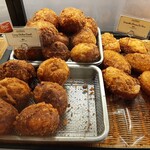 CROISSERIE Plaza Damansara - じゃが芋のコロッケパンや、カレーチキンにゆで卵を合わせた香ばしい揚げ色のカレードーナツなど