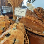 CROISSERIE Plaza Damansara - 子供の枕くらいありそうな巨大セミハードは松の実や、チーズにオリーブ、ハラペーニョなどアテになりそうな組み合わせも