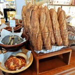 CROISSERIE Plaza Damansara - もっちりクラムでほのかな酸味のバゲットカンパーニュ、モッツアレラチーズやケシの実のベーグルも