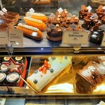 CROISSERIE Plaza Damansara - 奥にあるパティスリーエリア、ショーケースには洗練されたデザインのプティ・ガトーがズラリ（その1）