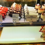CROISSERIE Plaza Damansara - 奥にあるパティスリーエリア、ショーケースには洗練されたデザインのプティ・ガトーがズラリ（その2）