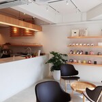 CROISSERIE Plaza Damansara - 大きな窓から明るい光が差し込む、開放感抜群のカフェスペース