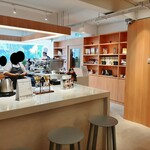 CROISSERIE Plaza Damansara - スッキリとスタイリッシュな2階のカフェ、オープンキッチンで丁寧に1杯ずつ淹れられるカプチーノなど