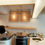 CROISSERIE Plaza Damansara - きっちり清潔感溢れる2階カフェのキッチン、ドリンクの注文は1階のレジで