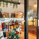 CROISSERIE Plaza Damansara - 木のぬくもりを感じる広々としたパン売り場、年末年始には可愛いツリーが、年中無休で8時から営業