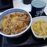 吉野家 - 牛丼(並)352円、ねぎだく102円(税別)